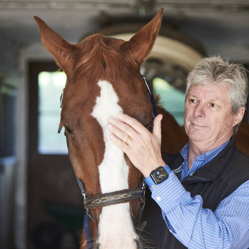 Portrait de Stéphane Montavon, vétérinaire de concours lors du concours de saut d'obstacle de Marsens