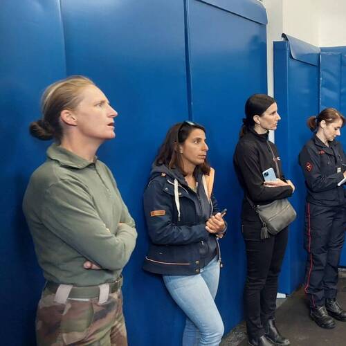 Public de vétérinaire et de pompiers attentifs