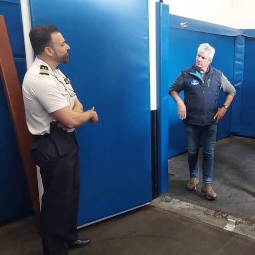 Public de vétérinaire et de pompiers attentifs