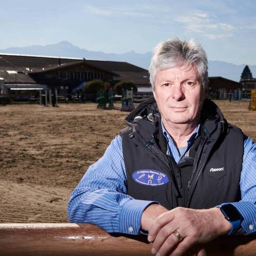 Portrait de Stéphane Montavon, vétérinaire de concours lors du concours de saut d'obstacle de Marsens